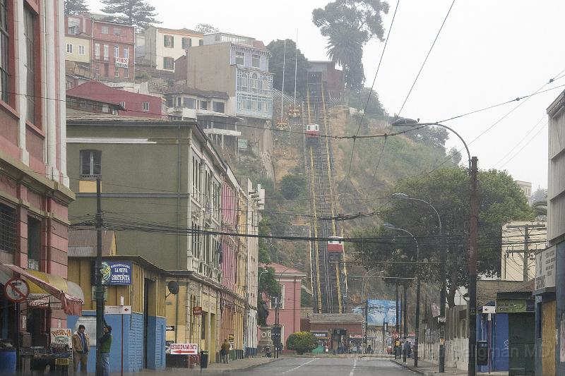 20071221 095541 D2X 3900x2600.jpg - Funicular, Valparaiso, Chile